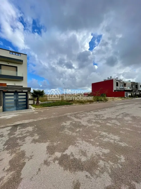 Terrain RARE à vendre dans la zone villa Nassim