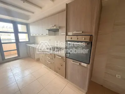 شقة للبيع في كاليفورنيا . غرفتا نوم جميلتان. مطبخ مجهز بالكامل.