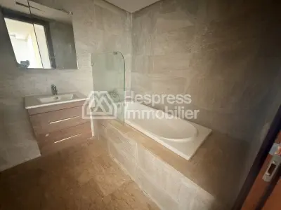 شقة للبيع في كاليفورنيا . غرفتا نوم جميلتان. مطبخ مجهز بالكامل.