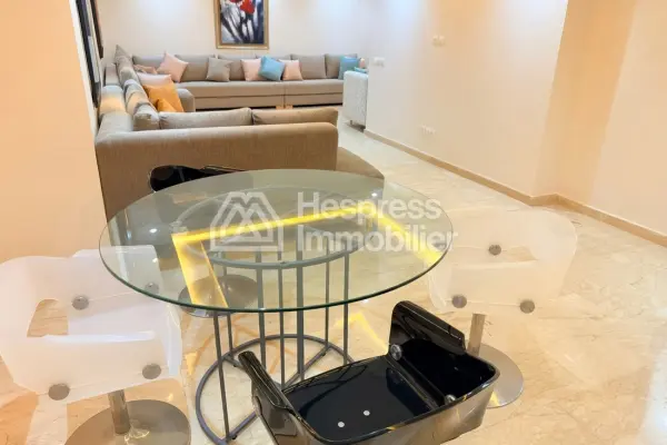 شقة للبيع في كاليفورنيا . أربع غرف. مطبخ مجهز بالكامل
