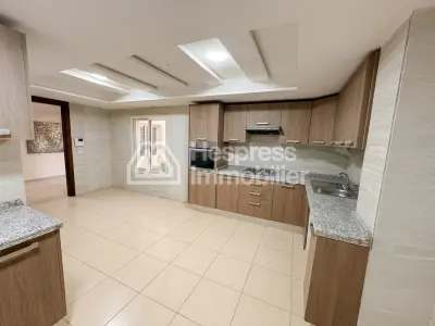 شقة للبيع في كاليفورنيا . أربع غرف. مطبخ مجهز بالكامل