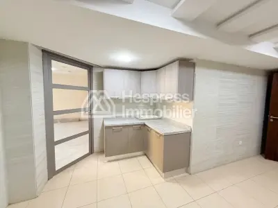 شقة للبيع في كاليفورنيا . أربع غرف. مطبخ مجهز بالكامل