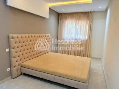 شقة للبيع في كاليفورنيا . أربع غرف. مطبخ مجهز بالكامل