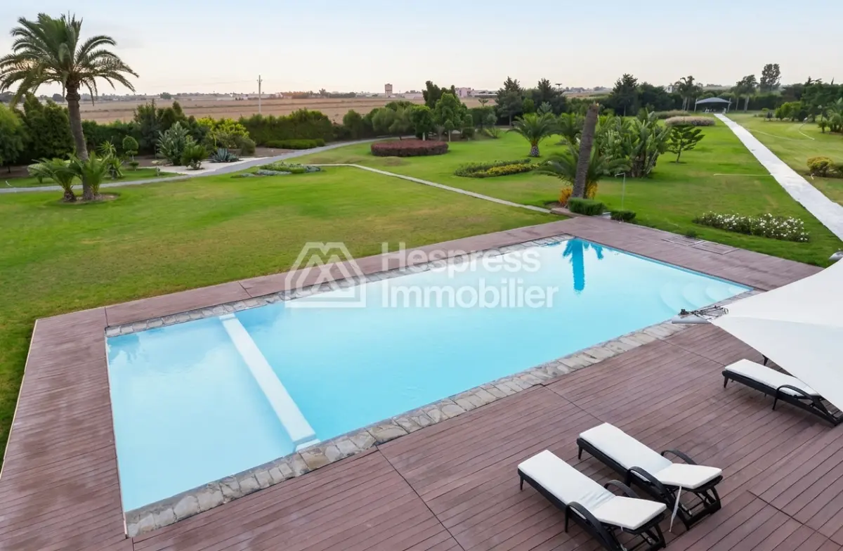 Beautiful villa with swimming pool for sale, 18465m²