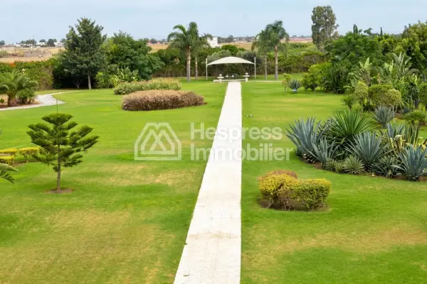 Beautiful villa with swimming pool for sale, 18465m²