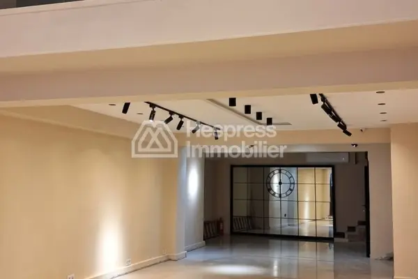 محل تجاري مع طابق نصفي للإيجار، مساحته 160 مترًا مربعًا المعاريف