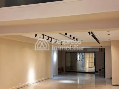 محل تجاري مع طابق نصفي للإيجار، مساحته 160 مترًا مربعًا المعاريف