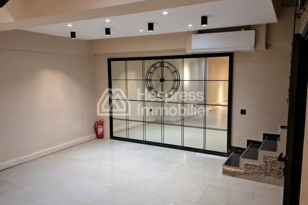 محل تجاري مع طابق نصفي للإيجار، مساحته 160 مترًا مربعًا المعاريف