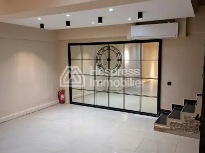 محل تجاري مع طابق نصفي للإيجار، مساحته 160 مترًا مربعًا المعاريف