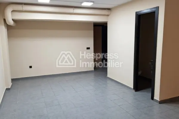 محل تجاري مع طابق نصفي للإيجار، مساحته 160 مترًا مربعًا المعاريف