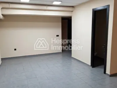 محل تجاري مع طابق نصفي للإيجار، مساحته 160 مترًا مربعًا المعاريف