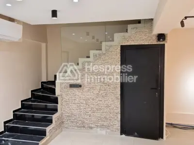 محل تجاري مع طابق نصفي للإيجار، مساحته 160 مترًا مربعًا المعاريف