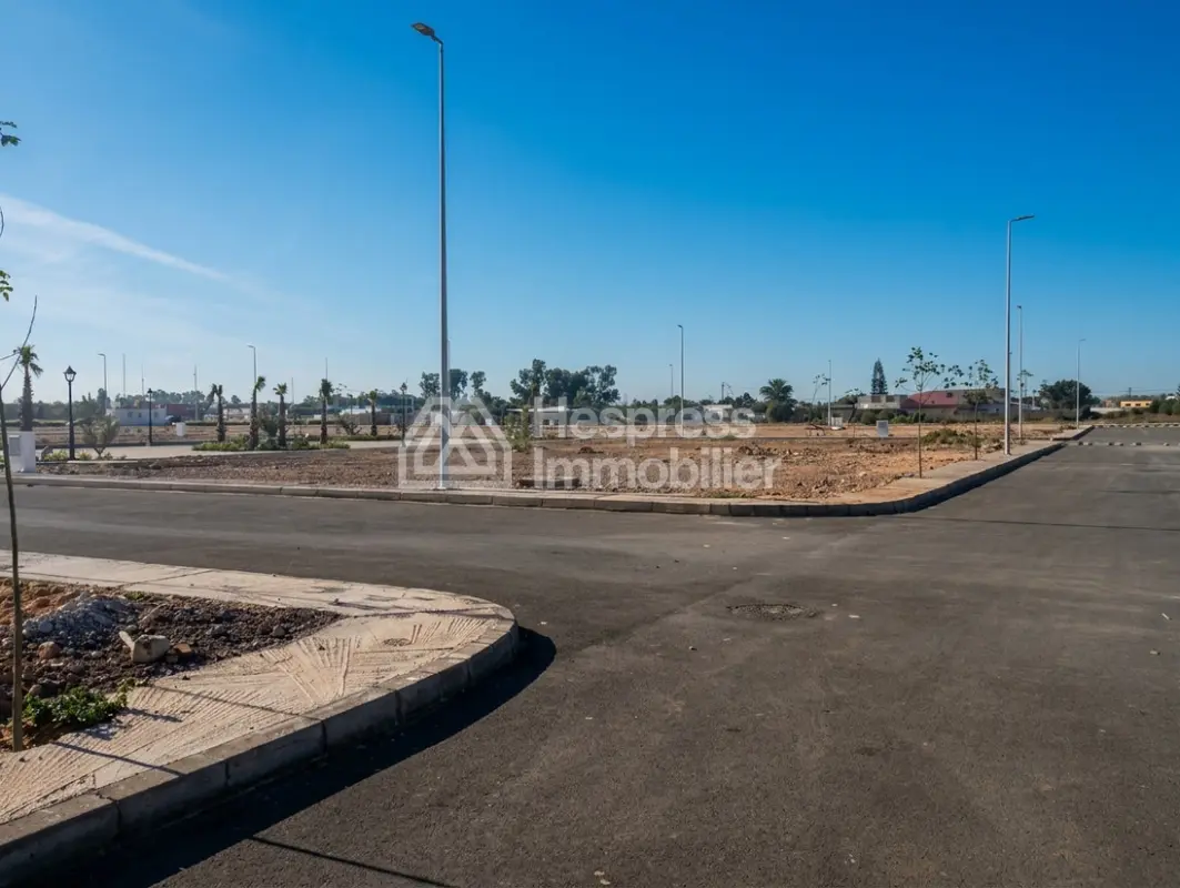 Terrain 580 m2 usage commercial TAMARIS