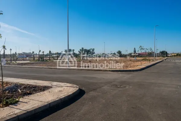 Terrain 580 m2 usage commercial TAMARIS
