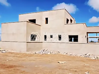 فيلا فاخرة شبه مكتملة - منطقة مميزة واستراتيجية