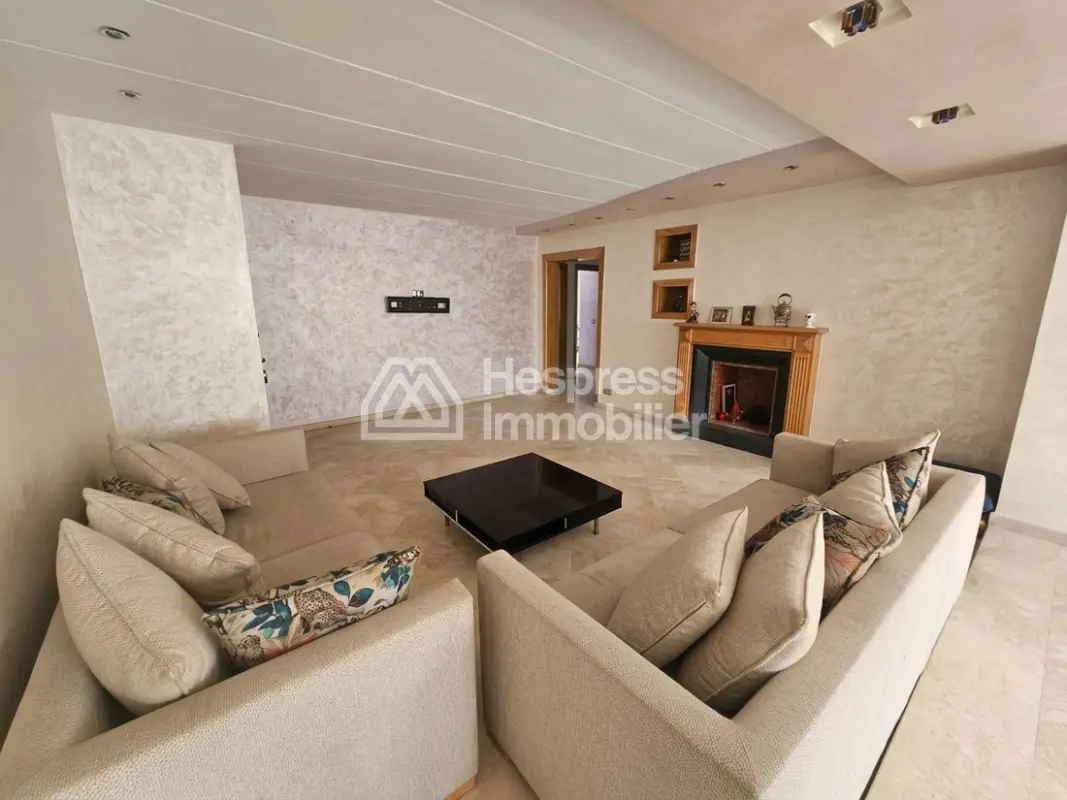 Appartement à vendre à Val Fleury. Surface totale 163 m². Cheminée