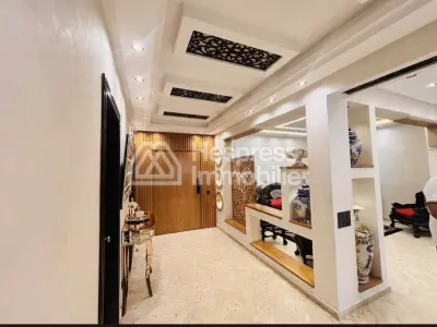 دوبلكس للبيع بالقرب من رومبت بوينت دي سبورتس. أربع غرف نوم جميلة. مطبخ مجهز بالكامل.