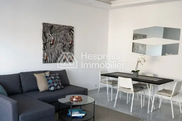 Très bel appartement en location à Maârif Extension. Surface totale 56 m². Meublé