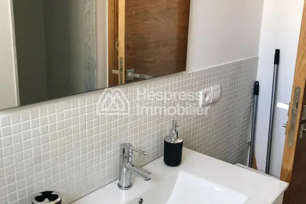 Très bel appartement en location à Maârif Extension. Surface totale 56 m². Meublé
