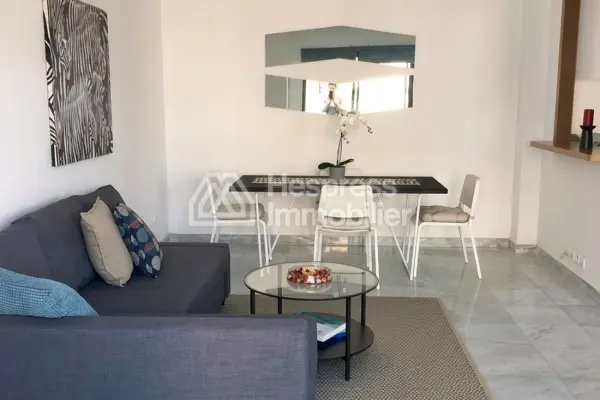 Très bel appartement en location à Maârif Extension. Surface totale 56 m². Meublé