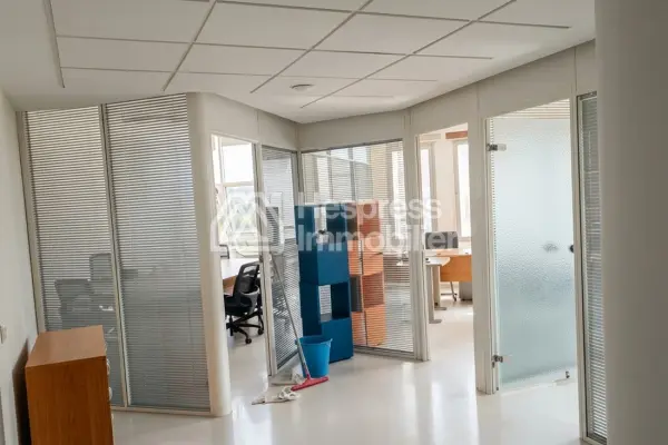 Bureaux à louer aménagé rompt point d' Europe. Surface totale 170 m²