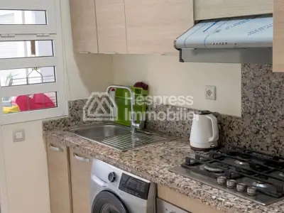 شقة للبيع في سيدي رحال . مساحتها 73 مترًا مربعًا. شرفة جميلة بإطلالة على الحديقة.
