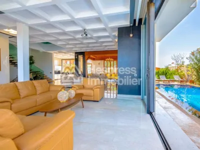 Villa de luxe a vendre sur Av Mohamed 6