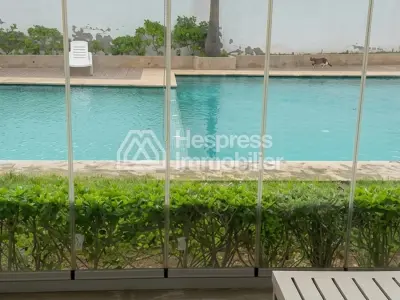 شقة للبيع في سيدي رحال . مساحتها 73 مترًا مربعًا. شرفة جميلة بإطلالة على الحديقة.