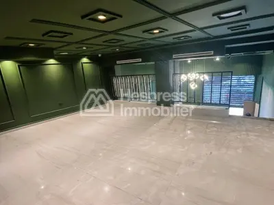محل تجاري جذاب للإيجار، ملحق مطعم، راسين . المساحة 100 متر مربع