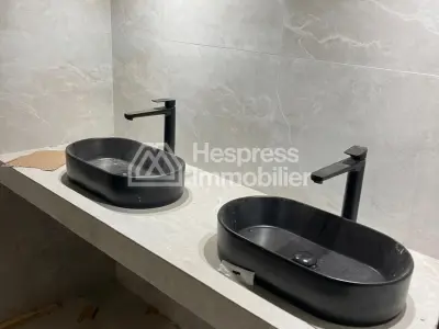 محل تجاري جذاب للإيجار، ملحق مطعم، راسين . المساحة 100 متر مربع