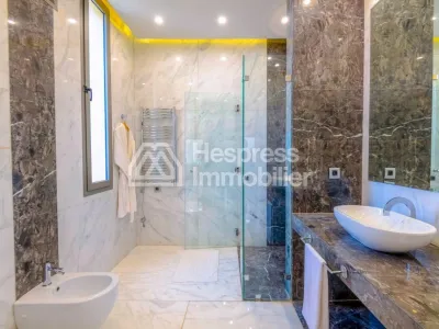 Villa de luxe a vendre sur Av Mohamed 6