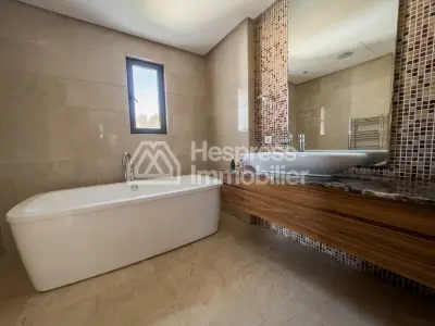 للإيجار – فيلا رائعة غير مفروشة في CGI بوسكورة Ville verte