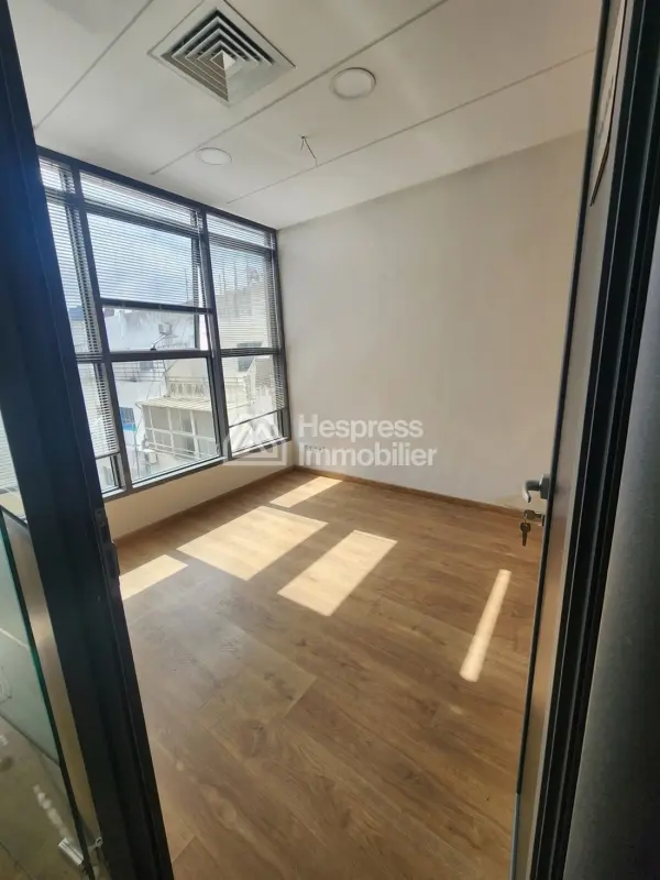 Offices for rent at Les Hôpitaux . Area 79 m²