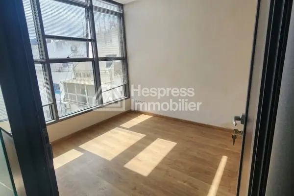 Offices for rent at Les Hôpitaux . Area 79 m²