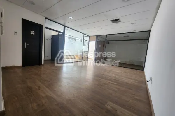Offices for rent at Les Hôpitaux . Area 79 m²