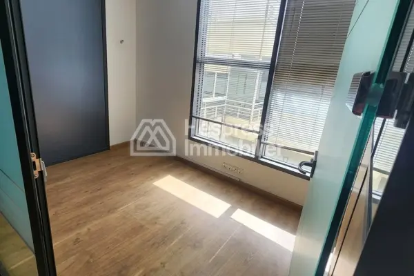 Offices for rent at Les Hôpitaux . Area 79 m²