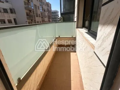 شقة جميلة للإيجار في كاليفورنيا . ثلاث غرف نوم