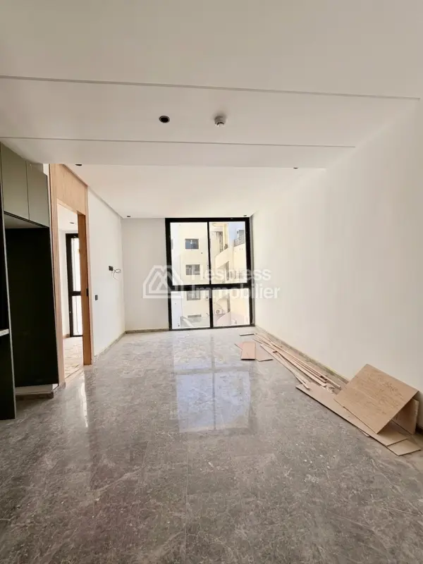 شقة للبيع في بالمييه. مساحتها 60 متر مربع. مزودة ببواب وتكييف.
