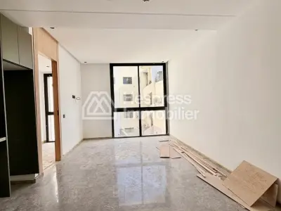 شقة للبيع في بالمييه. مساحتها 60 متر مربع. مزودة ببواب وتكييف.