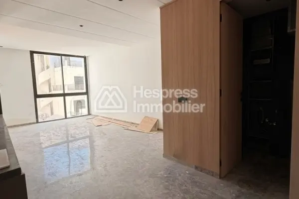 شقة للبيع في بالمييه. مساحتها 60 متر مربع. مزودة ببواب وتكييف.