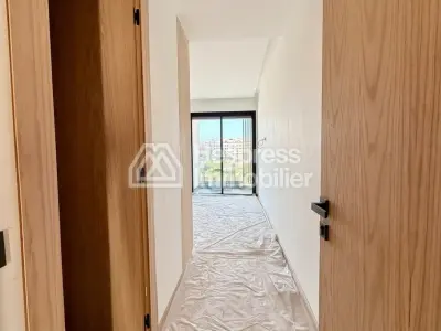شقة للبيع في بالمييه. مساحتها 60 متر مربع. مزودة ببواب وتكييف.