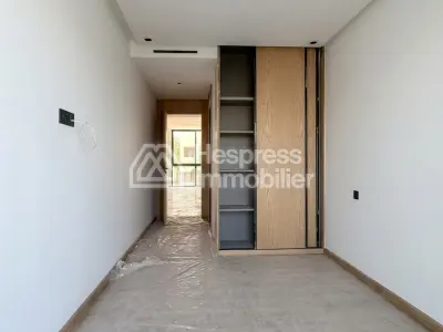شقة للبيع في بالمييه. مساحتها 60 متر مربع. مزودة ببواب وتكييف.