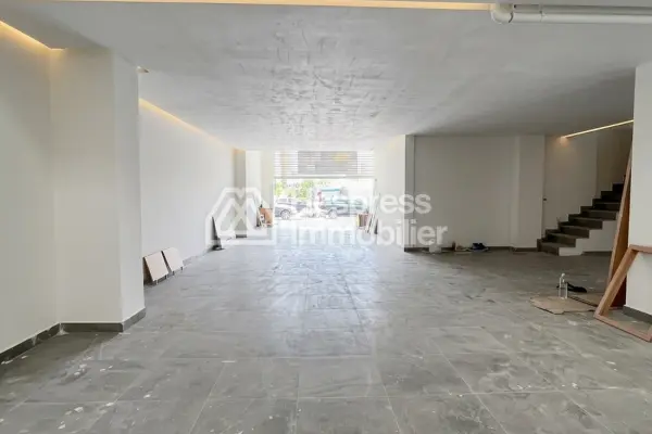Bureaux et commerces à vendre à Palmier. Petite surface de 141 m². Immeuble fermé.