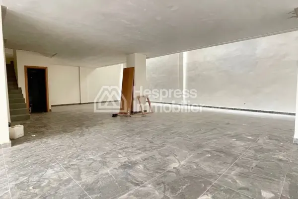 Bureaux et commerces à vendre à Palmier. Petite surface de 141 m². Immeuble fermé.