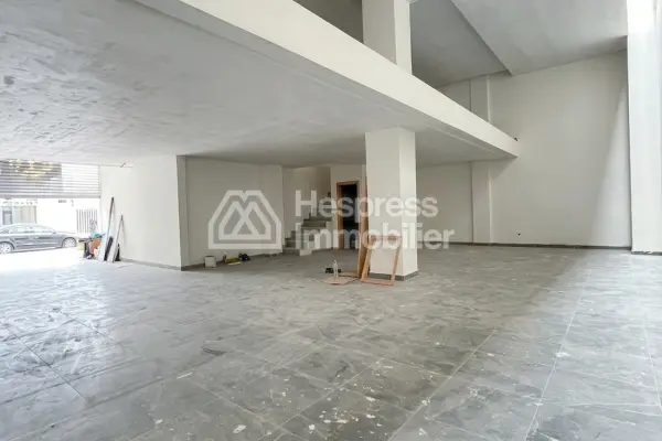 Bureaux et commerces à vendre à Palmier. Petite surface de 141 m². Immeuble fermé.