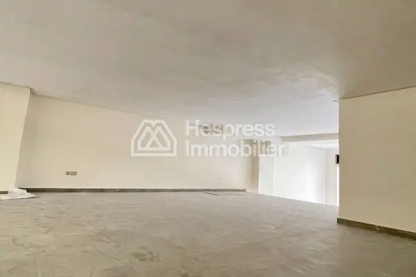 Bureaux et commerces à vendre à Palmier. Petite surface de 141 m². Immeuble fermé.