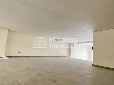 مكاتب ومحلات تجارية للبيع في بالمييه. مساحة صغيرة 141 متر مربع. مجمع سكني مغلق.