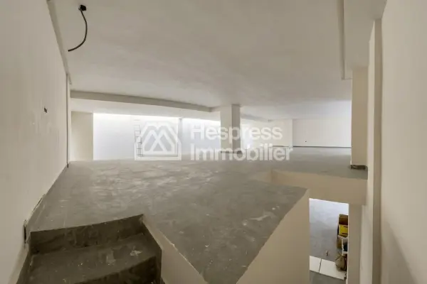 Bureaux et commerces à vendre à Palmier. Petite surface de 141 m². Immeuble fermé.