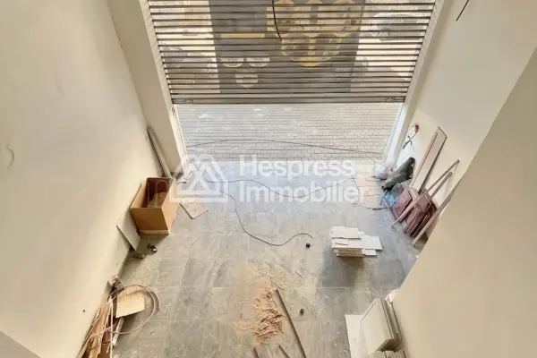 Bureaux et commerces à vendre à Palmier. Petite surface de 141 m². Immeuble fermé.