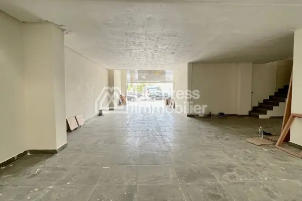 Bureaux et commerces à louer à Palmier. Grande surface de 141 m². Concierge.